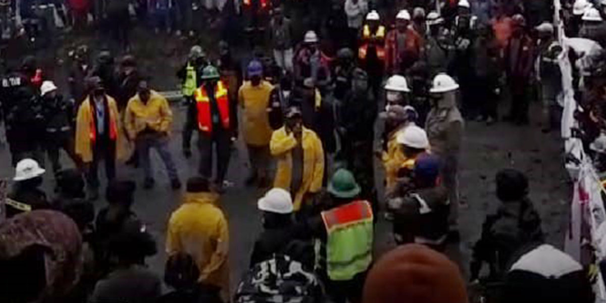 Anggota DPRD Mimika dan Manejemen PT Freeport Indonesia menemui karyawan yang berunjuk rasa di Ridge Camp Tembagapura, Rabu (26/08/2020).